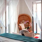 Luxury Maison Cherie - Charme & Sea View 게스트하우스 4*