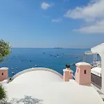 Luxury Maison Cherie - Charme & Sea View 게스트하우스 4*