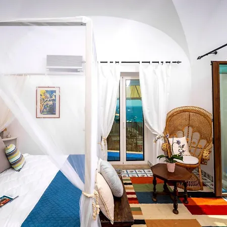 Luxury Maison Cherie - Charme & Sea View 게스트하우스 4*