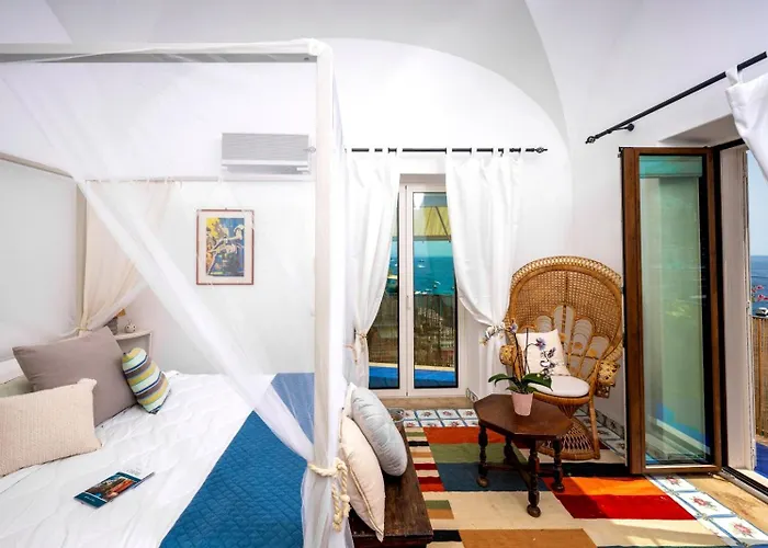 Luxury Maison Cherie - Charme & Sea View 게스트하우스 4*